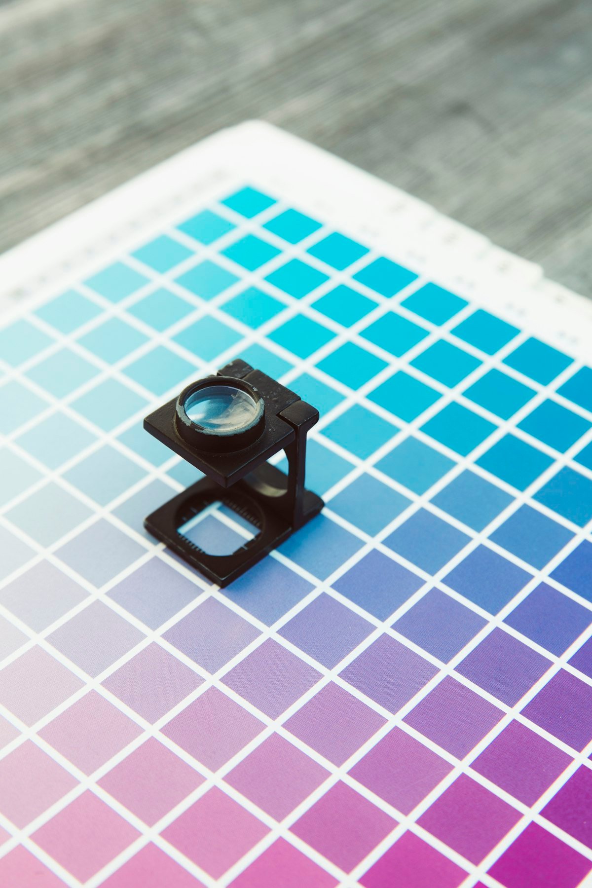 Contrôle qualité sur charte de couleurs CMJN — création de supports print professionnels par Oktalys
