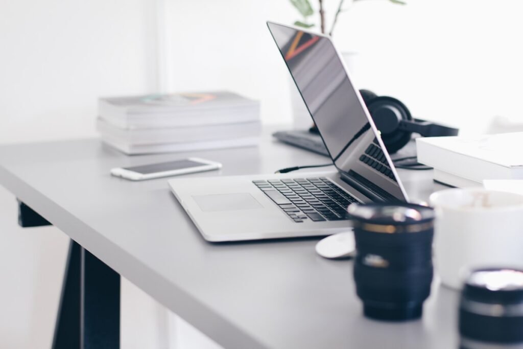 Community manager freelance ou agence : lequel choisir pour une TPE ?