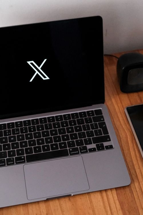 Ordinateur portable avec icônes de réseaux sociaux sur le bureau
