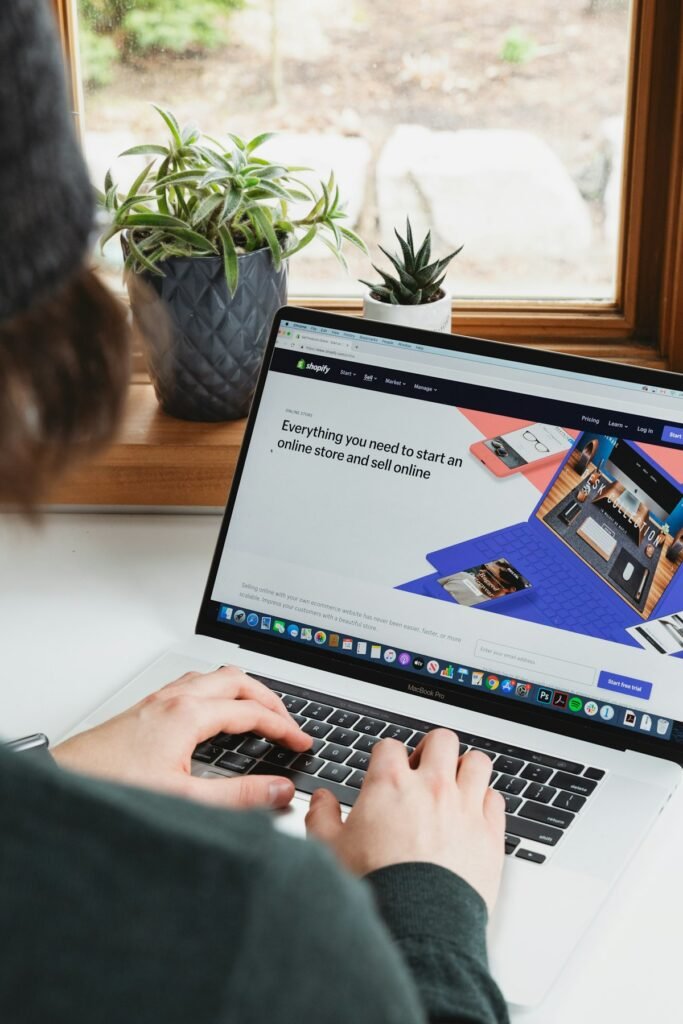 Copywriting réseaux sociaux : 7 formules qui stoppent le scroll
