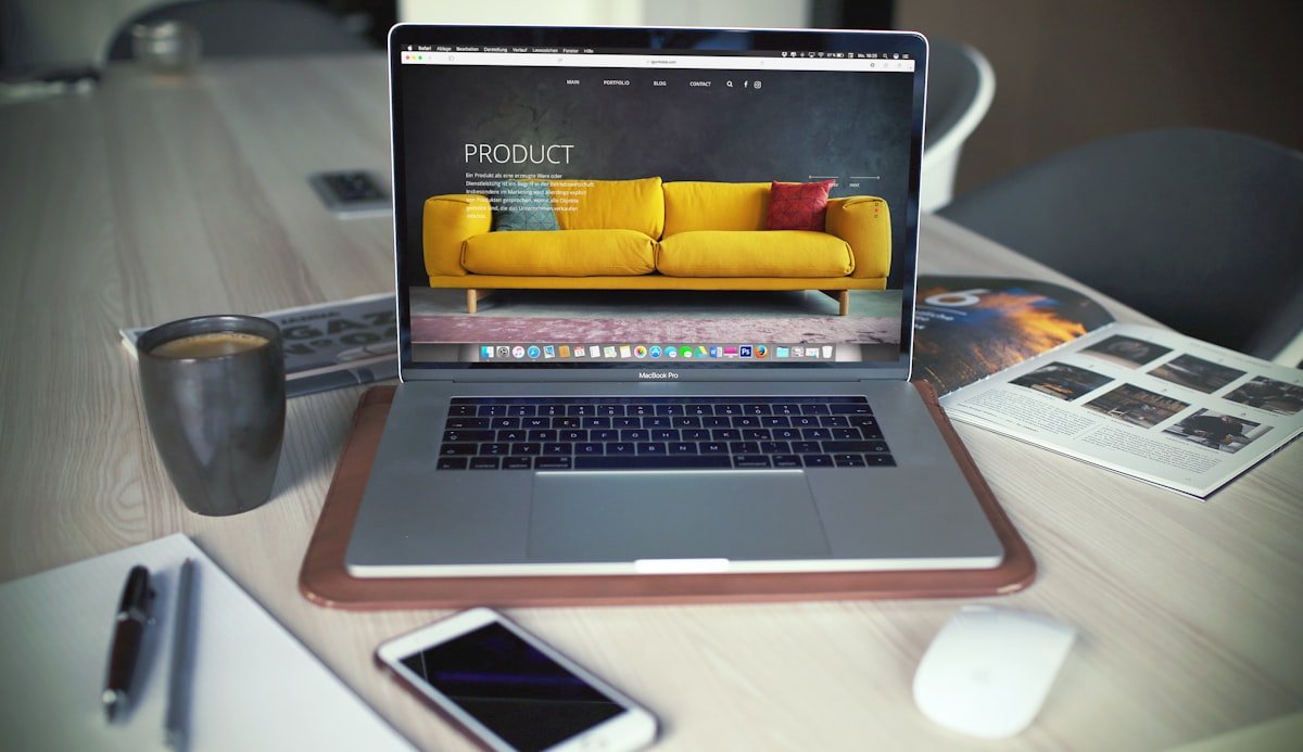 Écran d'ordinateur affichant une landing page professionnelle pour un artisan du bâtiment avec formulaire de contact et numéro de téléphone visible